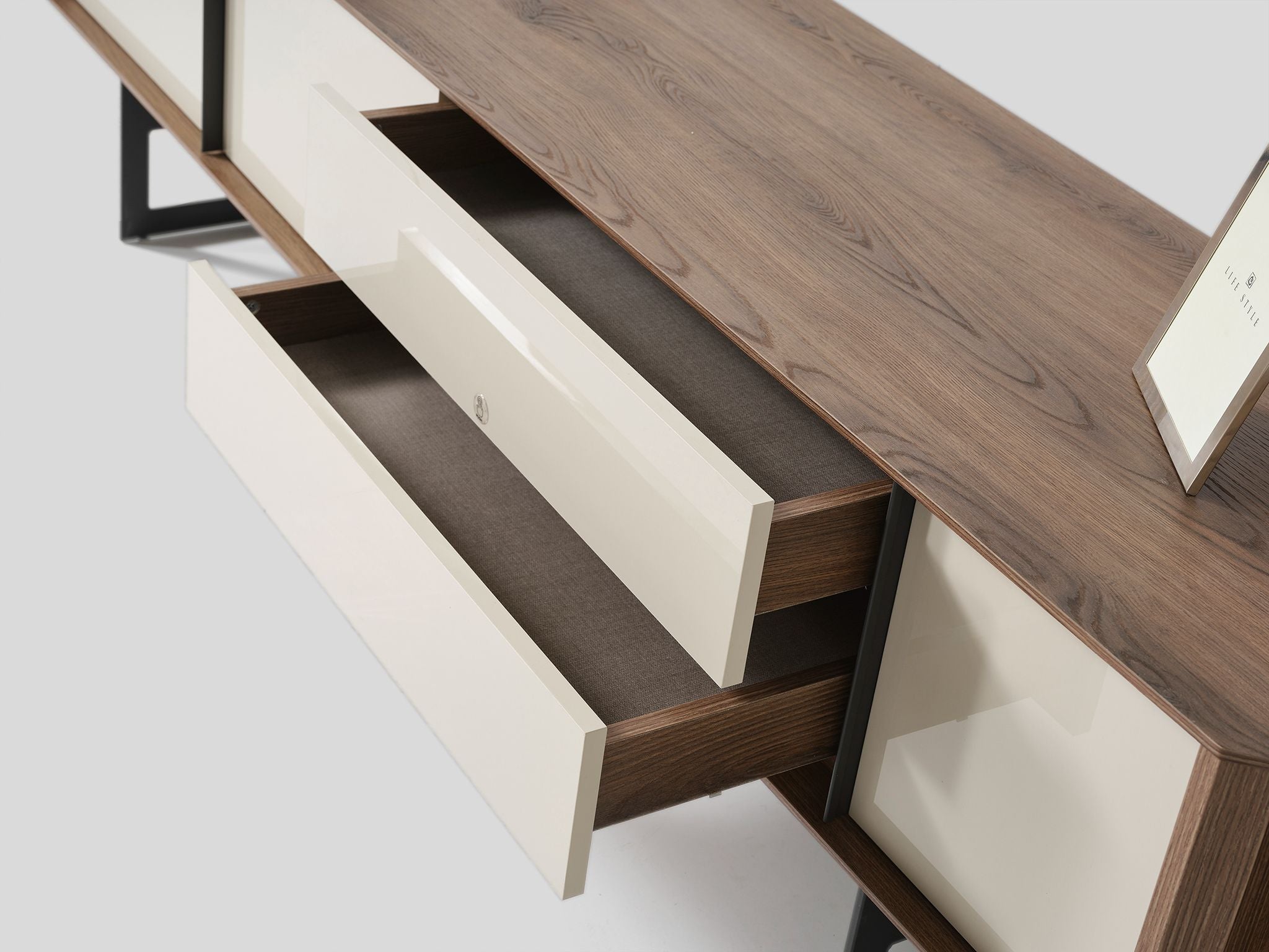 Unitate de perete Light